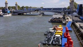 Treinos no rio Sena de novo cancelados devido a poluição