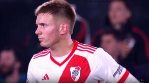 Médio argentino de 16 anos marca grande golo e dá vitória ao River Plate