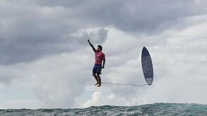 Parece montagem, mas é real: a incrível imagem de Gabriel Medina a 'levitar' no mar do Tahiti