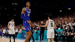 A impressionante diferença de altura entre Wembanyama e Kawamura