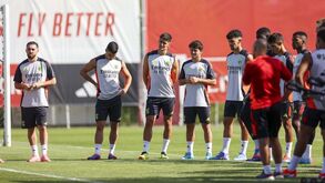 Kökçu e João Neves em destaque no treino do Benfica