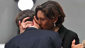 O beijo entre Macron e a ministra francesa do Desporto em Paris'2024 que dá que falar