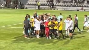 Cadeira pelos ares, empurrões e socos: o caos que ditou o final do Farense-Al Ittihad