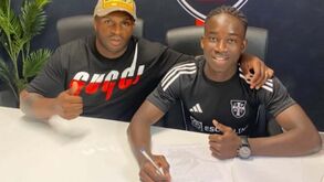 Jovem Renato Nhaga assina contrato profissional com o Casa Pia