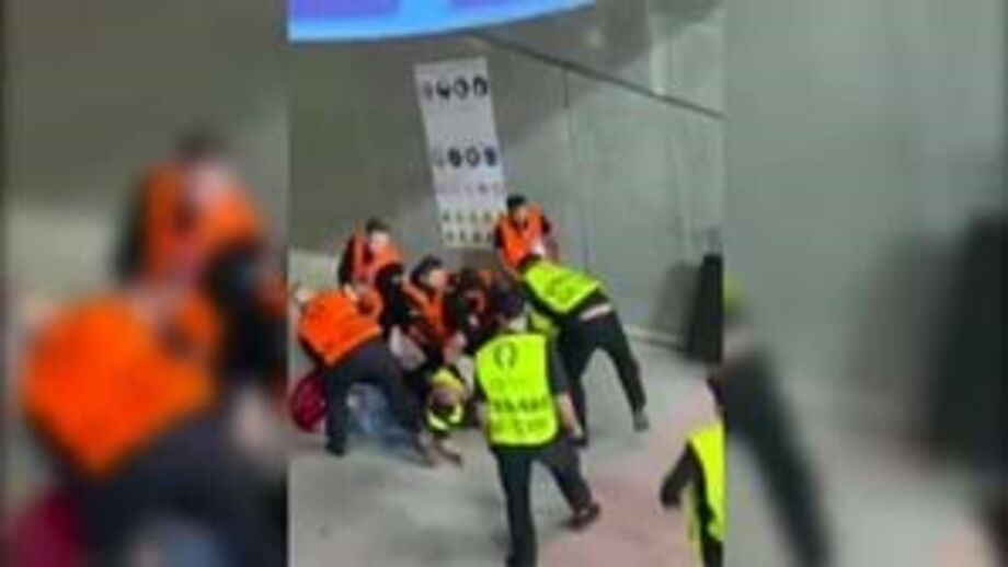 Cenas de violência na Arena de Frankfurt foram filmadas a partir da bancada