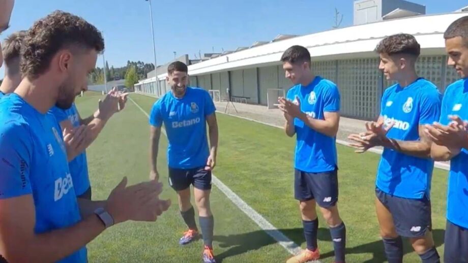 Depois de um breve discurso o médio teve de passar pelo 'túnel de calduços' no treino do FC Porto