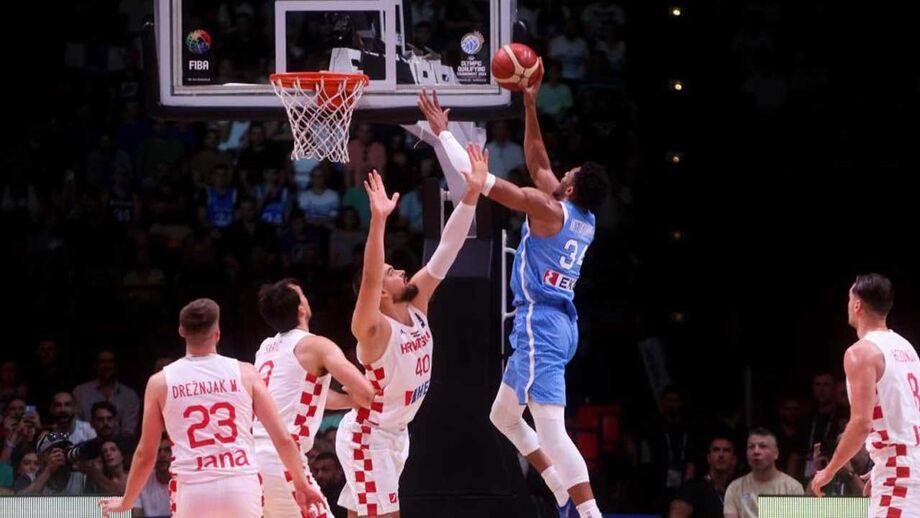Saric e Zubac tentam impedir cesto de Giannis nesse duelo entre Croácia e Grécia