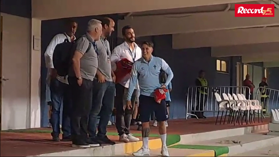 Extremo recebeu camisola que o internacional português vestia na época passada