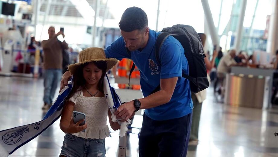Comitiva portista, liderada por Jorge Costa, fez o dia a alguns adeptos que estavam no aeroporto e distribuiu cachecóis, fotografias e autógrafos
