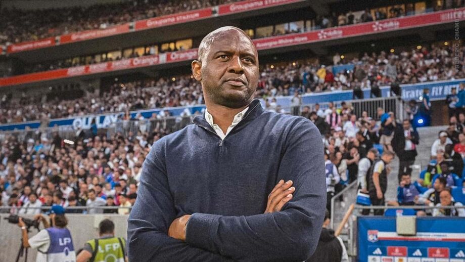 Patrick Vieira está no Emirates Stadium a assistir à equipa