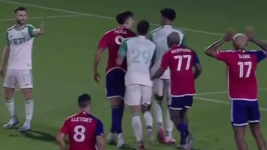 Julio Cascante (Austin FC) tentou desconcentrar avançado croata. No final, teve resposta...
