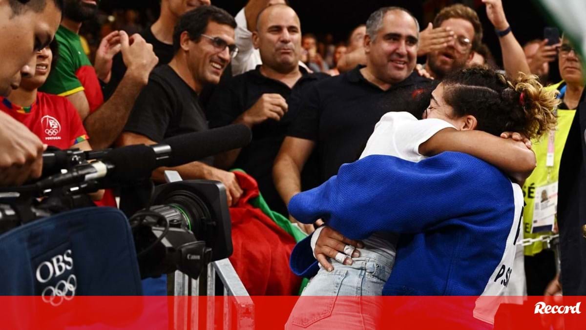 Emoções à flor da pele: as imagens da festa de Patrícia Sampaio após conquistar o bronze em Paris'2024