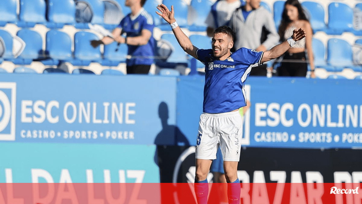 Lateral Sérgio Conceição de malas feitas para o Chipre