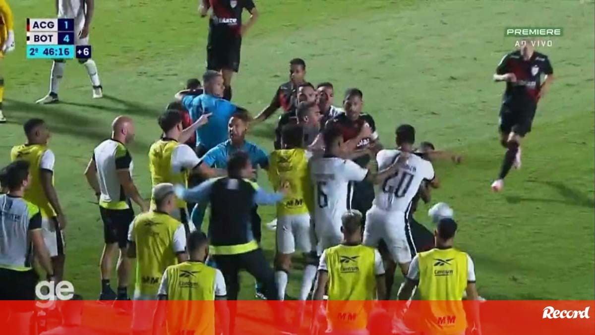 Levou uma cueca... e respondeu com uma joelhada: confusão instalou-se no At. Goianiense-Botafogo