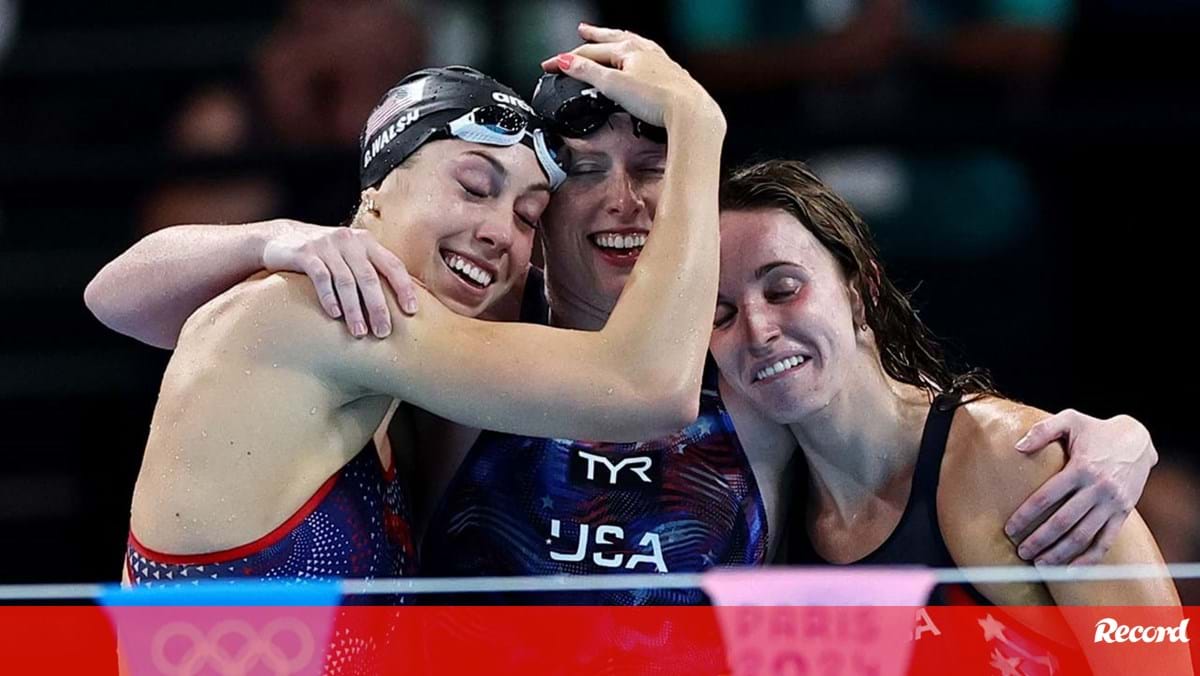 Estados Unidos com ouro olímpico e recorde mundial nos 4x100 estilos femininos