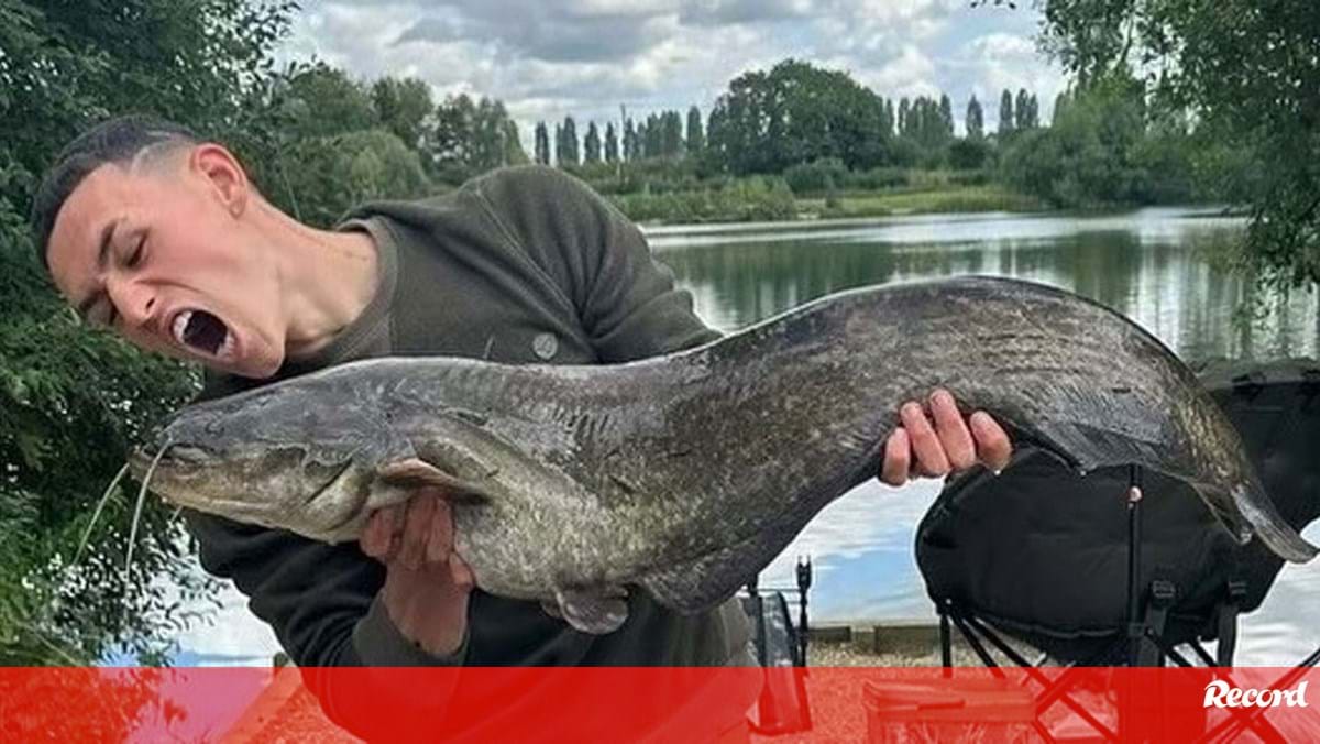 Phil Foden recusa férias de luxo... para ir pescar com o pai