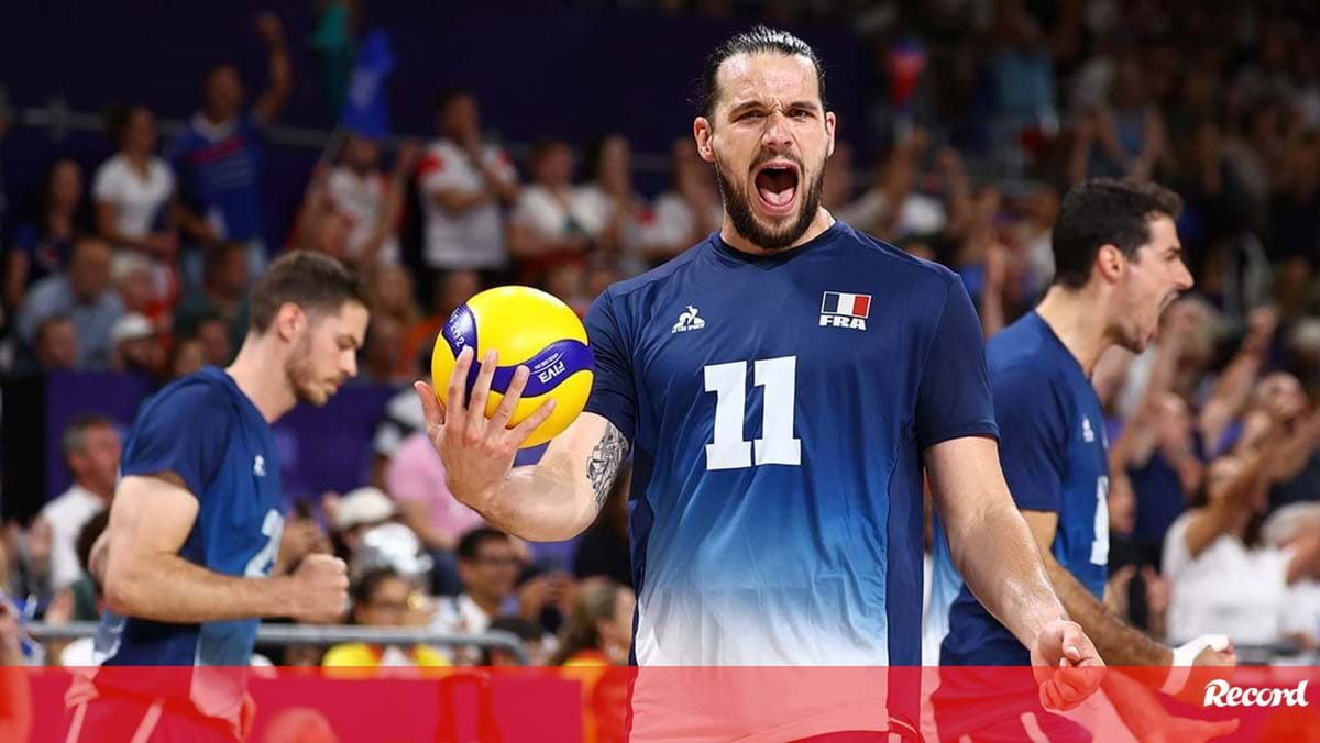 França enfrenta campeã mundial Itália nas 'meias' para defender ouro no voleibol