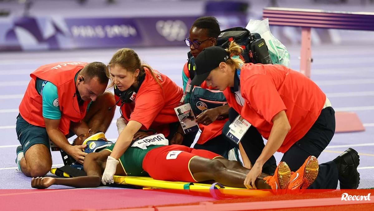 Recordista mundial dos 3.000m obstáculos sofreu queda brutal e teve de ser retirado de maca