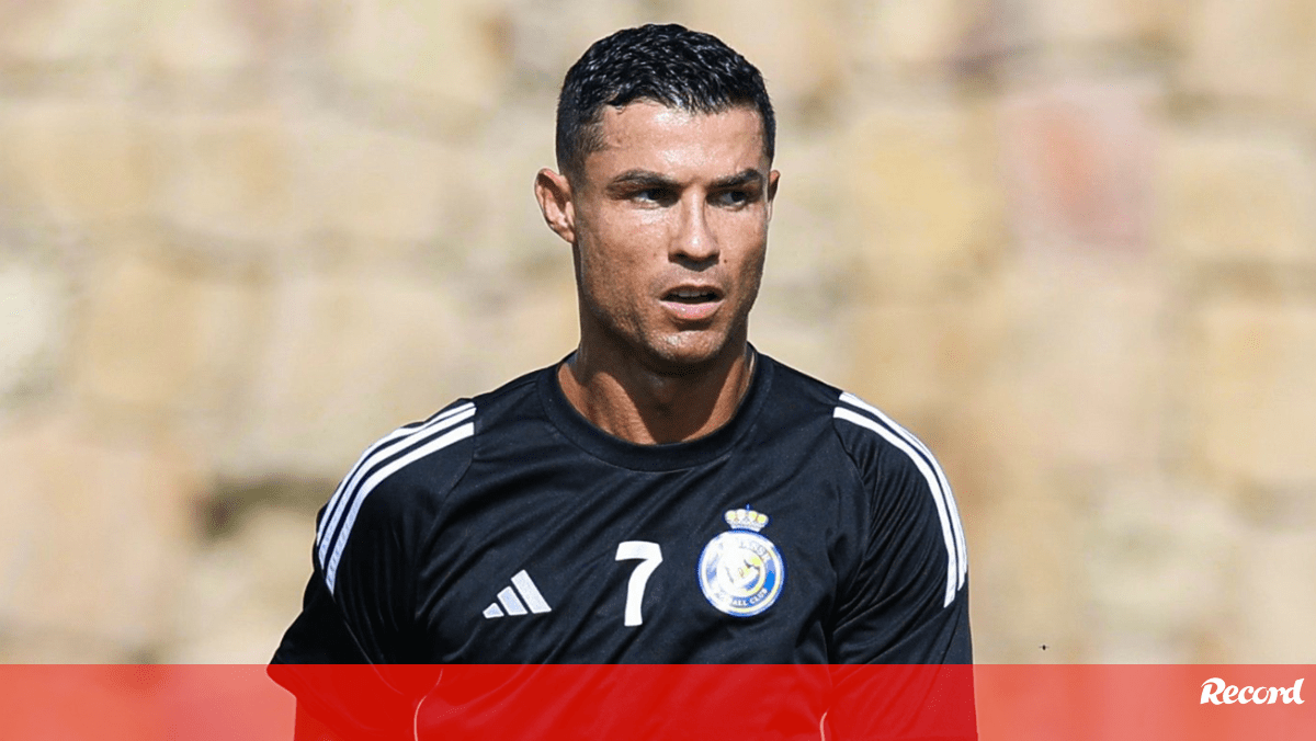 Cristiano Ronaldo viu da bancada a derrota do Al Nassr no particular com o Almería