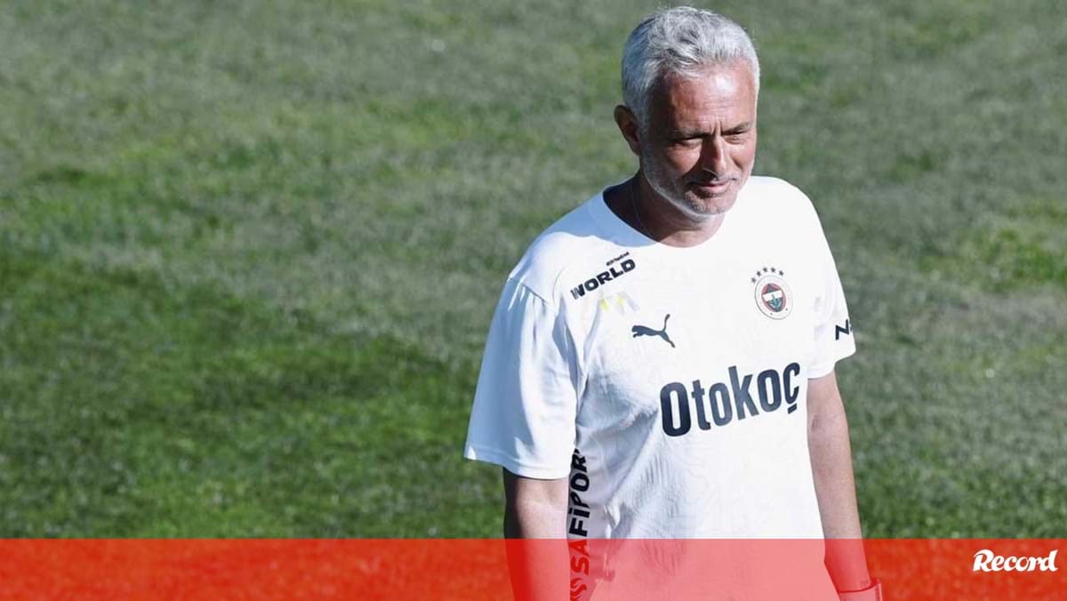 A emotiva carta aberta de Mourinho para os adeptos do Fenerbahçe: «Os vossos sonhos são agora os meus»