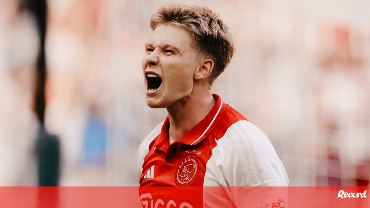 Ajax arranca Liga holandesa com triunfo magro sobre o Heerenveen