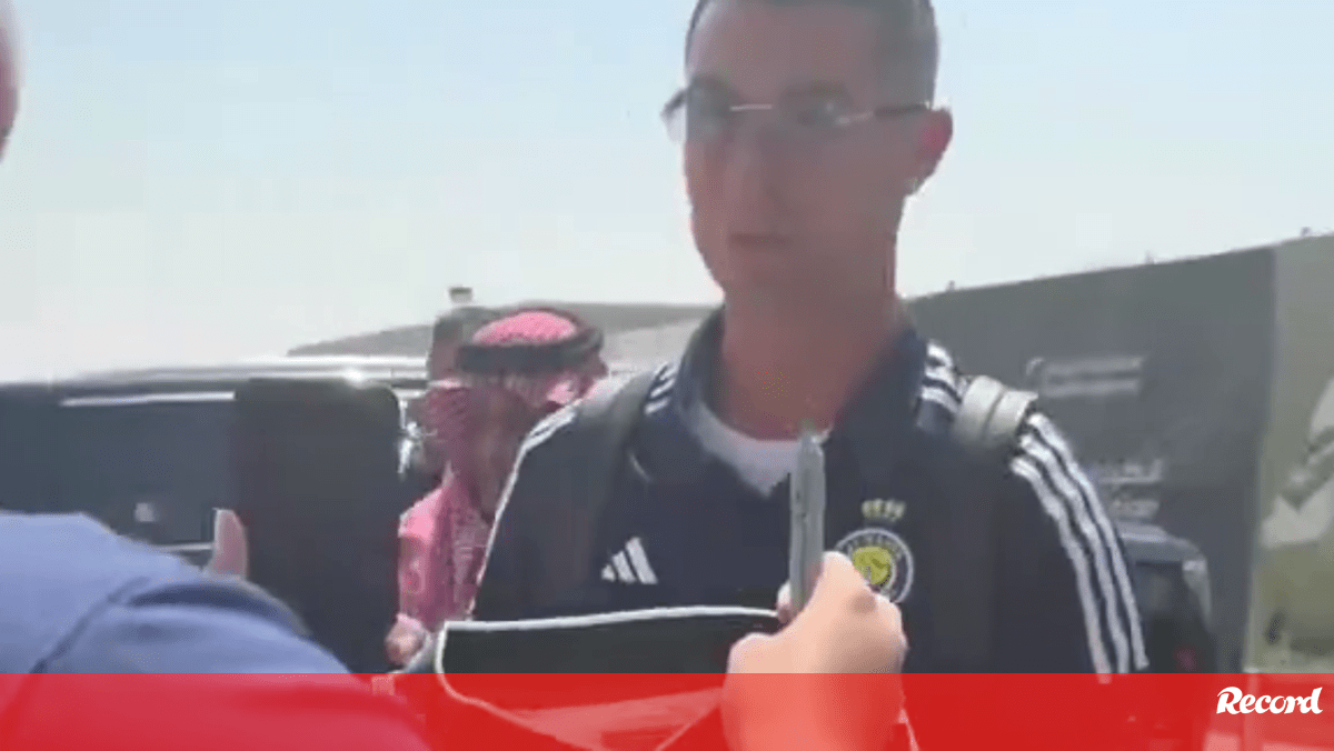 O momento em que Cristiano Ronaldo assinou uma camisola idêntica àquela com que se estreou pelo Sporting