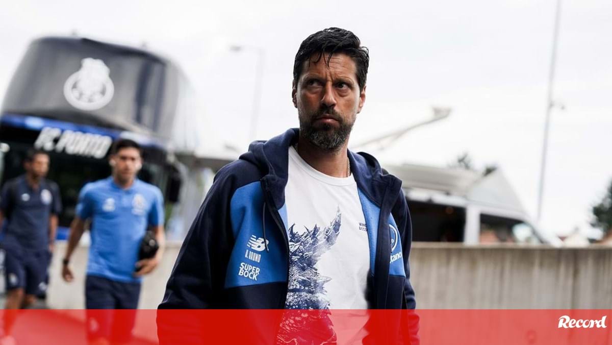 Vítor Bruno leva 24 jogadores para os Açores