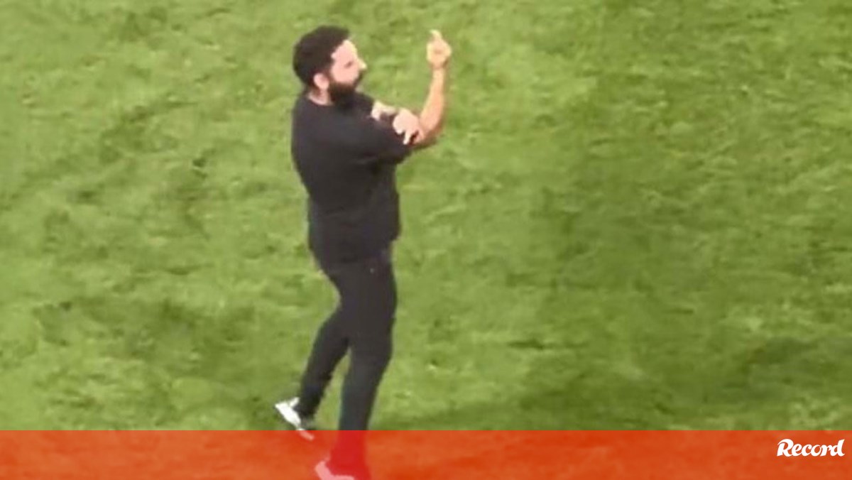 Treinador português não se conteve e celebrou apuramento do Legia com... gestos obscenos