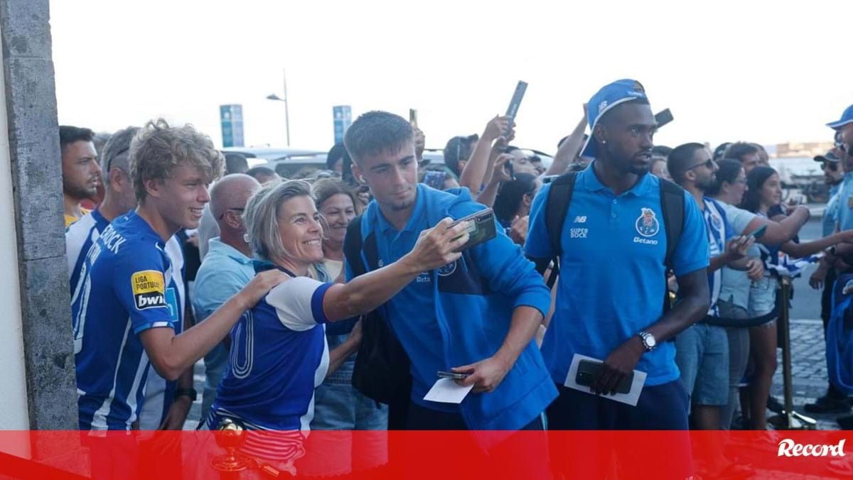 As imagens da chegada do FC Porto aos Açores: comitiva dos dragões recebida por dezenas de adeptos