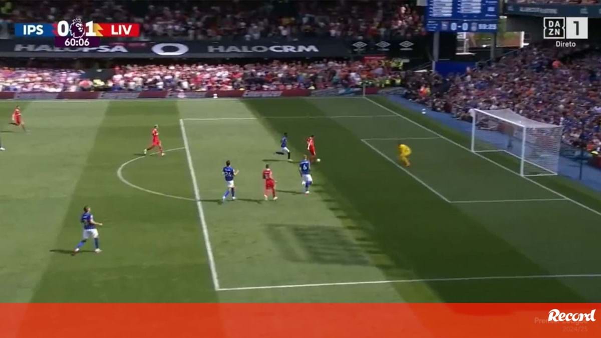 À ponta-de-lança: Diogo Jota inaugurou assim o marcador no Ipswich-Liverpool