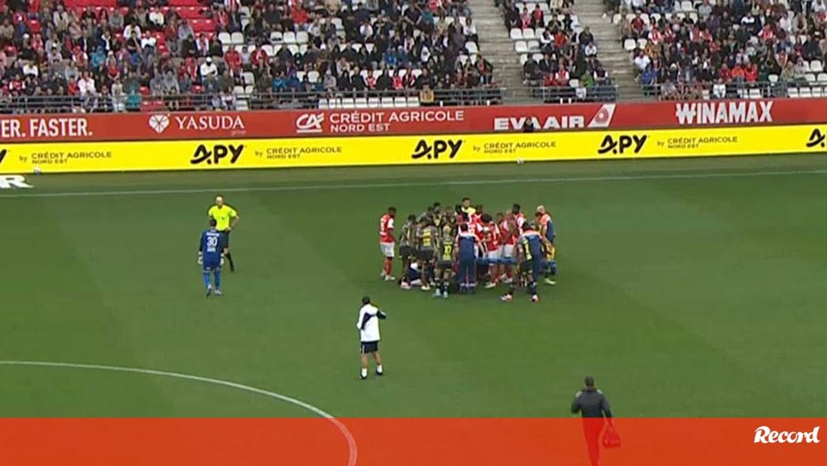 Angel Gomes colapsa no relvado após choque violento e Reims-Lille é suspenso