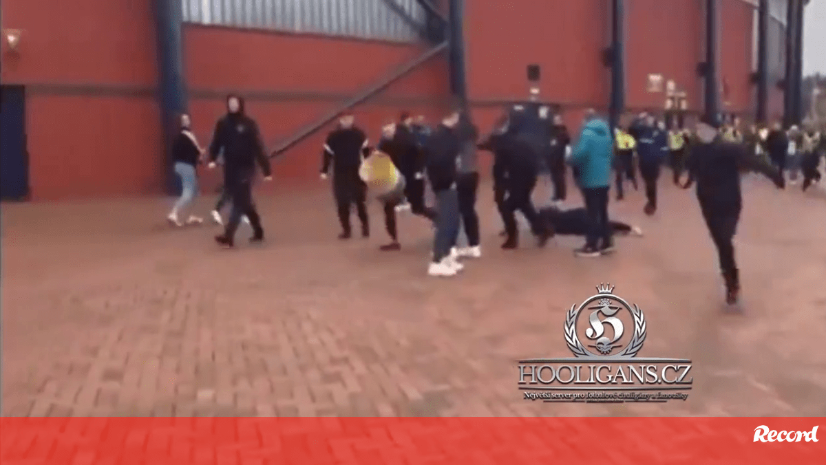 Ultras do Rangers causam o pânico: agridem funcionária do St. Johnstone e andam à porrada com a polícia