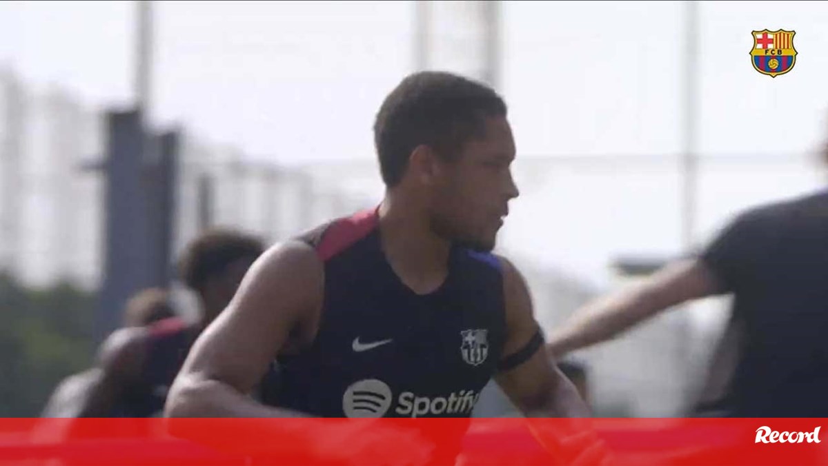 Vítor Roque continua a treinar com o Barcelona enquanto aguarda decisão sobre o futuro