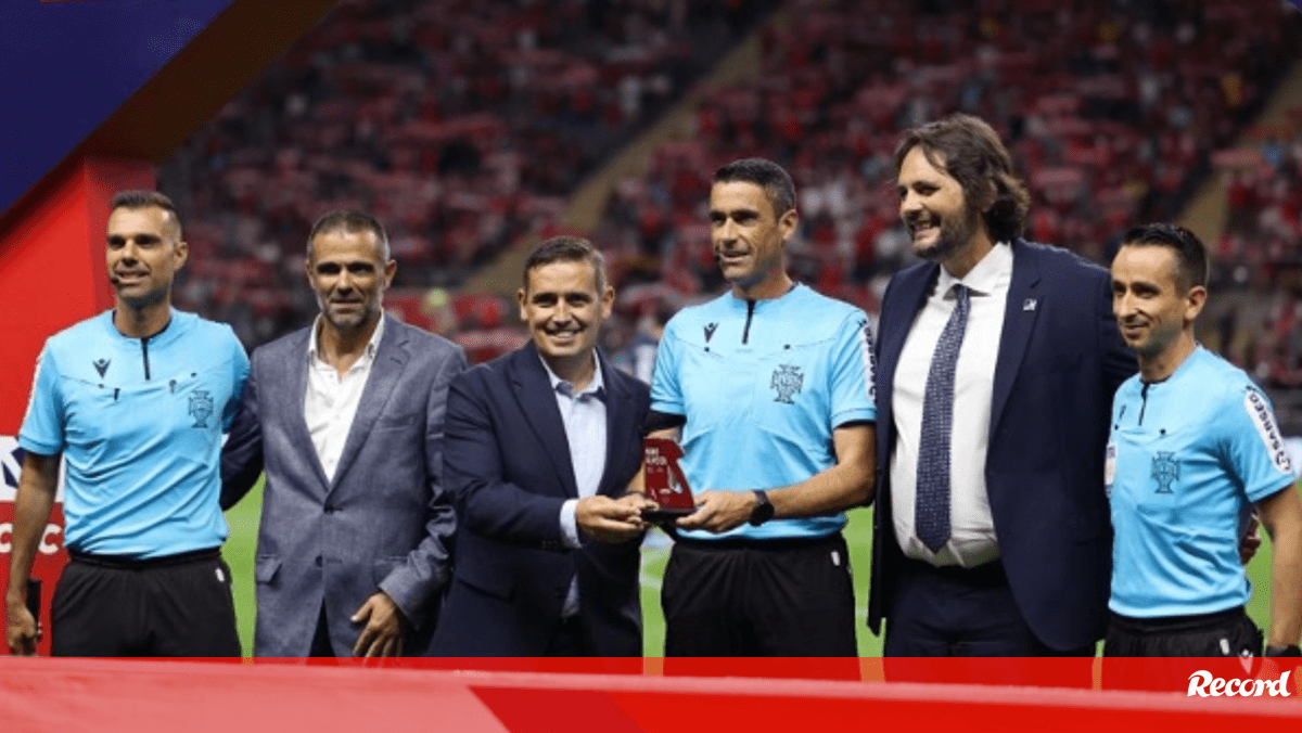 APAF e a Liga Portugal homenageiam o árbitro Nuno Almeida pelos 250 jogos na 1.ª divisão