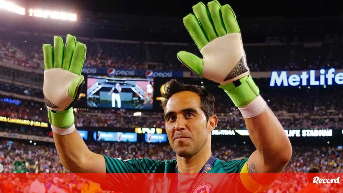 Claudio Bravo anuncia final de carreira aos 41 anos