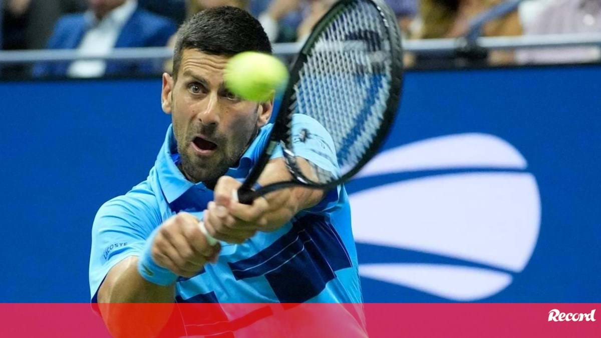 Novak Djokovic na terceira ronda do US Open após desistência em duelo de sérvios