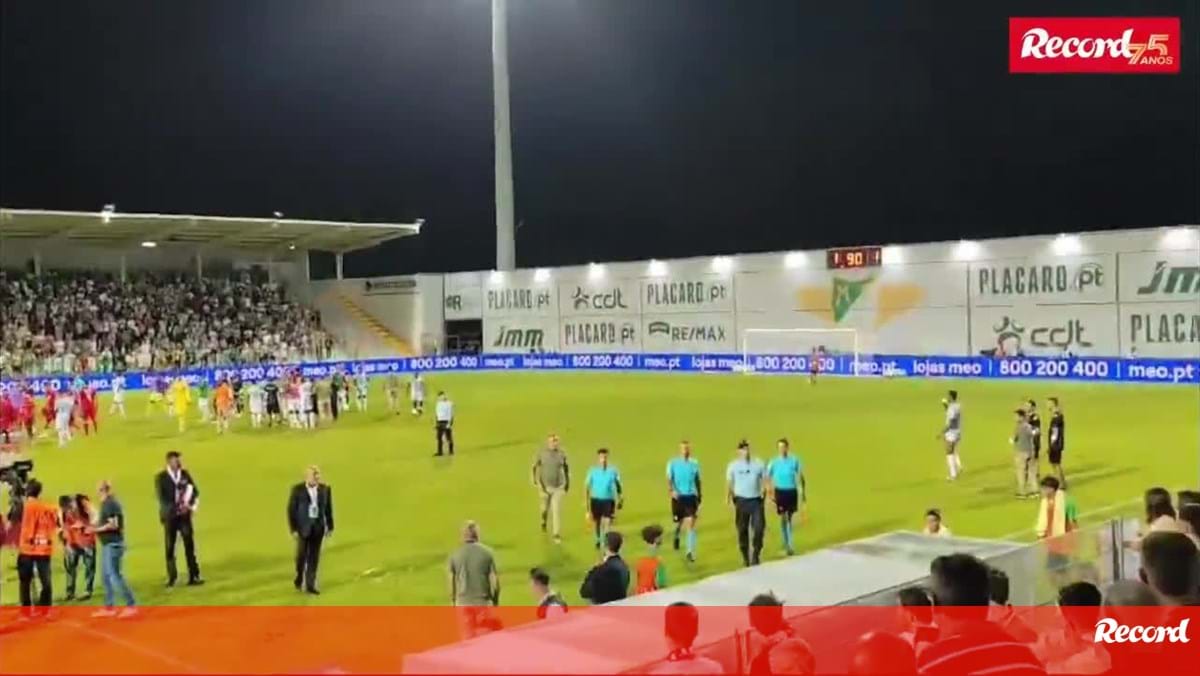 Lenços brancos e vaia monumental: Rui Costa, Schmidt e equipa visados pelos adeptos do Benfica após empate