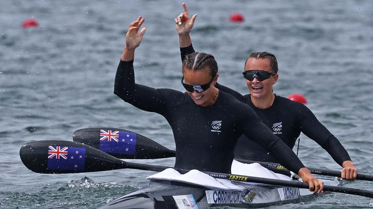 Lisa Carrington (à frente), fez equipa com Alicia Hoskin no K2 500