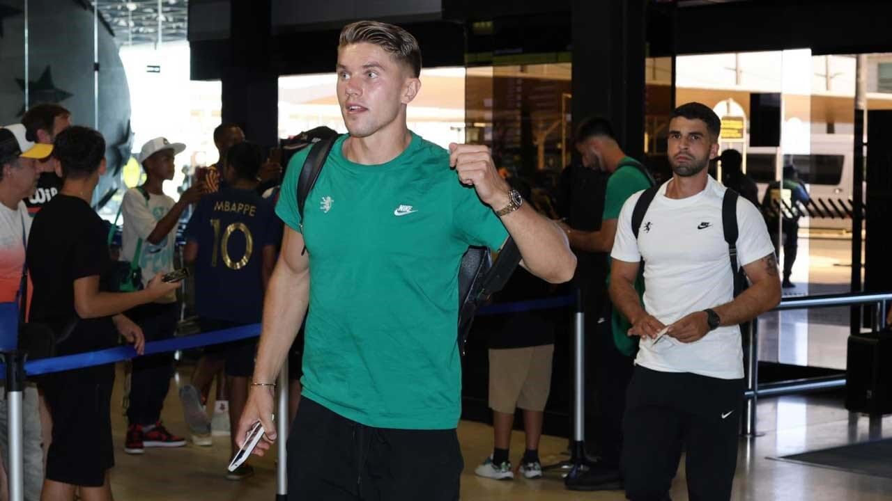 Gyökeres no Aeroporto Humberto Delgado, antes da partida para a Madeira
