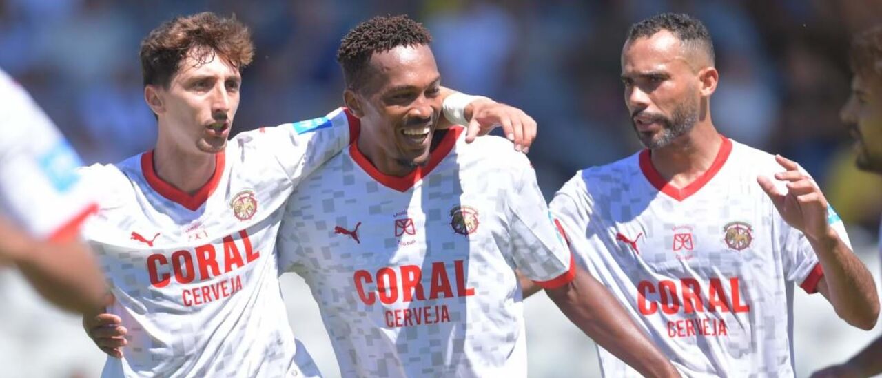 Patrick (ao centro) marcou na estreia de Fransérgio 