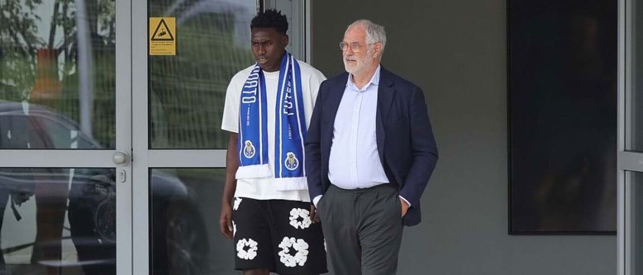 Samu Omorodion, com Zubizarreta, na chegada ao Porto