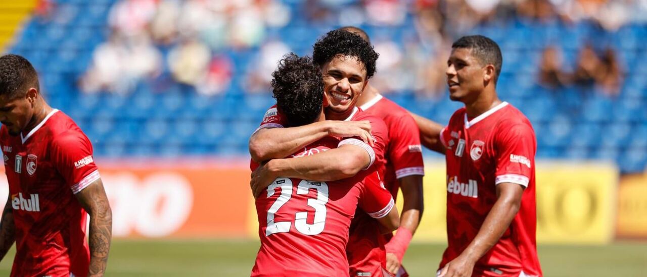 Jogadores do Santa Clara festejam o segundo golo