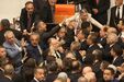 Três deputados feridos numa luta com murros e pontapés no parlamento 