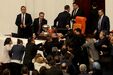 Três deputados feridos numa luta com murros e pontapés no parlamento 
