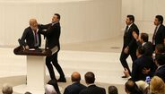Três deputados feridos numa luta com murros e pontapés no parlamento 