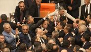 Três deputados feridos numa luta com murros e pontapés no parlamento 