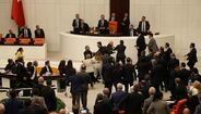 Três deputados feridos numa luta com murros e pontapés no parlamento 