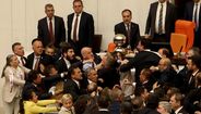Três deputados feridos numa luta com murros e pontapés no parlamento 