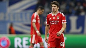 João Neves viaja hoje para França