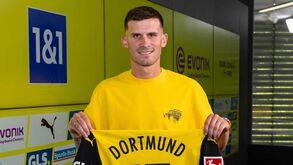 Borussia Dortmund oficializa contratatação do médio Pascal Gross